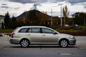 Toyota Avensis Combi 2.0 D-4D Sol - 4