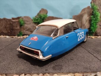 Prodám model 1:18 Citroen DS19 Berline 1963 - 4