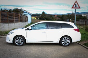 Toyota Auris Hybrid (elektro + benzín) - 4