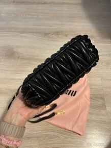 Miu Miu Wander matelassé nappa hobo bag - čierna (MM1) - 4