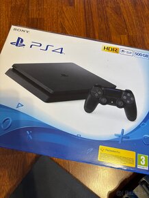 PS4 slim 500gb a 2 ovládače s nabíjačkou - 4