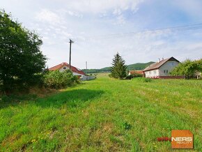 REZERVOVANÉ Rovinatý stavebný pozemok 1700 m2 Detva Krné - 4