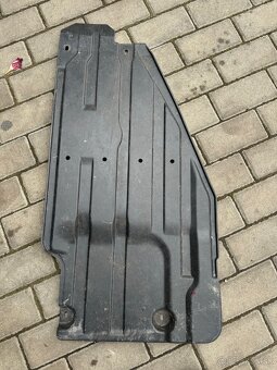 Spodný plast pod nádrž Audi A6 C4 / Audi 100 - 4