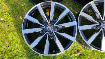 5x114,3 R18 --- TOYOTA COROLLA - 4