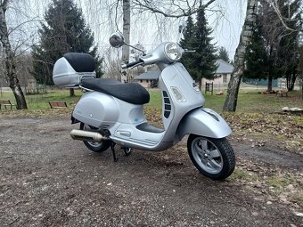 Piaggio Vespa GTS 250 - 4