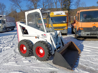 BOBCAT 825 smykový nakladač - 4