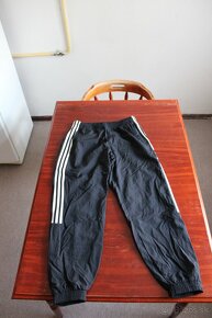 Športové nohavice značky Adidas veľkosť M - 4