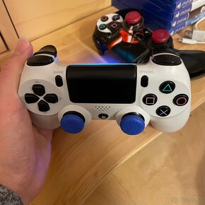 Playstation 4 + 2 ovládače + 5 hier - 4