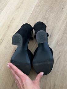 Čierne topánky na platforme s vysokým podpätkom - 4