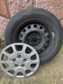 15" ocelové disky Hyundai + puklice, pneu - 4