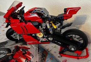 LEGO Technic 42107 Ducati Panigale V4 R - 4