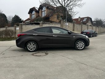 Hyundai Elantra - 4