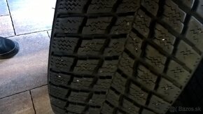 ZIMNÉ 235/65 R17 4 ks NEXEN 6 mm  a 2 ks MICHELIN cca 6-7 mm - 4