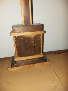 Predám starý drevený krížik na stôl s drevorezbou - 4