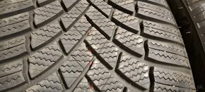 Predám 2ks pekné zimné 235/40r19-96V Bridgestone - 4