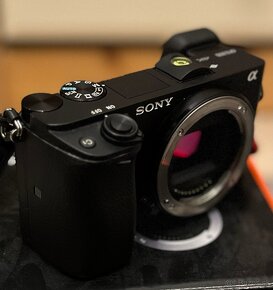 Sony a6300 + príslušenstvo a objektívy - 4