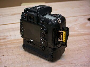 Nikon D7100 + battery grip Meike - 4