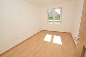 Predaj slnečný 3i byt s 143,20 m2 predzáhradkou, Rajka - 4