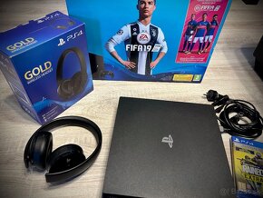 PS4 PRO 1TB+Wireless Headset+2 hry+ 3x Dualshock V2 - 4