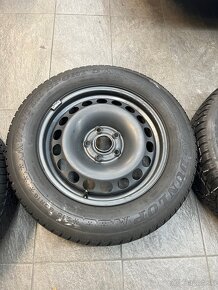 Predam zimnu sadu 215/60 R16 superb - 4