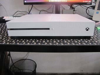 XBOX ONE S 1TB + 2 Ovládače + 5 Hier - 4