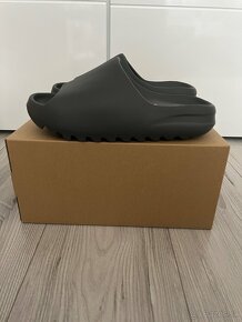 Adidas Yeezy slides, Granite (sivá) 42 - 4