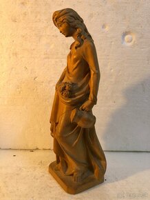 Stará krásna drevená socha Svätá Alžbeta - 4