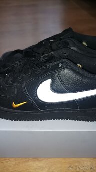 NIKE AIR FORCE 1 LV8 GS BLACK/WHITE-UNIVERSITY GOLD - 4