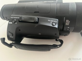 Sony FDR-AX700 4K Handycam - 4