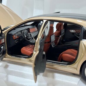 1:18 AutoArt Mercedes Maybach S Class S600 - 4