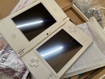 Nintendo DSi LL - 4