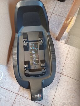 Autosedačka Maxi-Cosi Pebble Pro i-Size + isofix základňa
 - 4