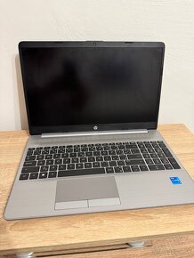 Notebook HP 250 G8 strieborný - 4