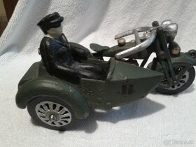 Starý model liatinovej motorky - 4