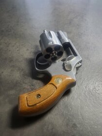 Revolver Smith and Wesson, Model 60 - 4