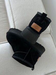 Čierne Ugg platform mini dámske čizmy - 4