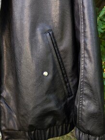 Kožená bunda čierna značky BERSHKA, veľkosť L - 4