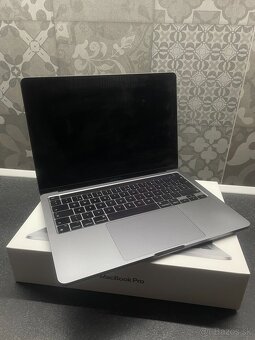 Predám MacBook Pro 13,6" (M2, 2022) – 256 GB SSD, 8 GB RAM - 4