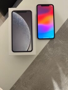 Apple iPhone XR 64 GB v bielej farbe - 4