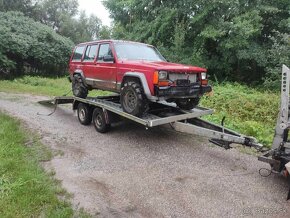 Rozpredám jeep Cherokee xj 4.0 i - 4