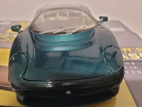 Model 1:18 Jaguar XJ220 - 4