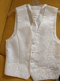 Biela vzorovaná svadobná vesta s kravatou a vreckovkou do sa - 4