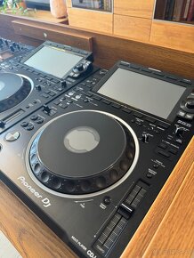 4x Pioneer CDJ 3000 - 1x DJM A9 - DJ stôl - 4