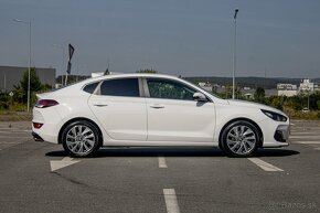 Hyundai i30 Fastback 1.6 CRDi 136 Family 7DCT - 4