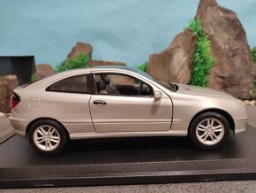 prodám model 1:18 mercedes benz c class sportcoupe - 4