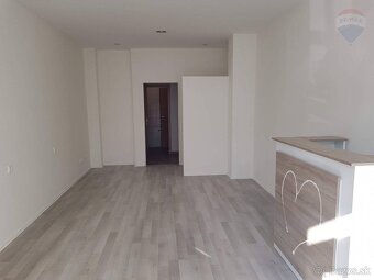 Na predaj obchodný priestor s celkovou výmerou 80 m2, centru - 4