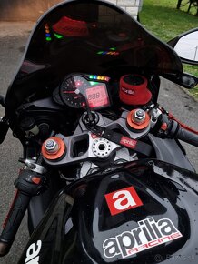 Aprilia rsv 1000 R - 4