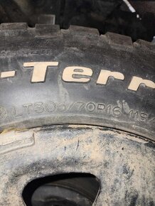 Predám offroad pneu na diskoch 305/70r16 - 4