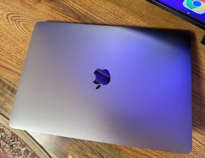 Predám MacBook Pro 13 2018 I7/16gb 256 SSD - 4