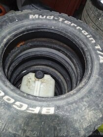 Predám 225/75 R 16 bf Goodrich. - 4